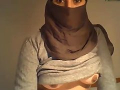 Arabic slut was wearing niqab while spreading her legs wide open and masturbating like crazy